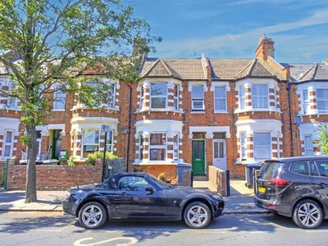 Flat for sale in Harlesden, Greater London