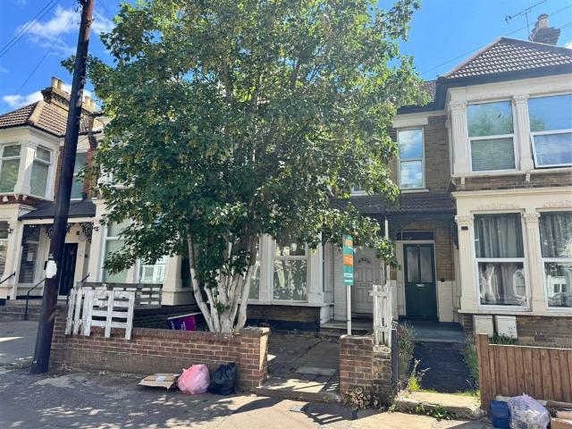 Flat for sale in Alton Barnes, Essex