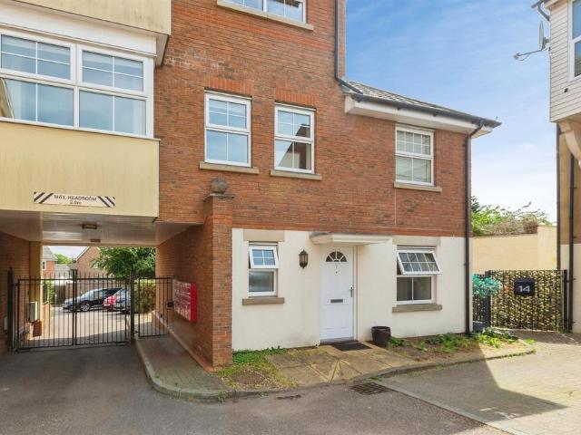 Flat for sale in Leighton-Linslade, Leighton Buzzard