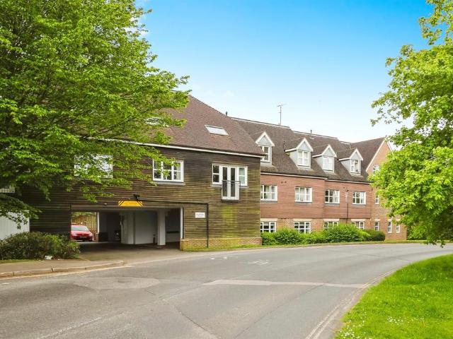 Flat for sale in Perryfields, West Sussex