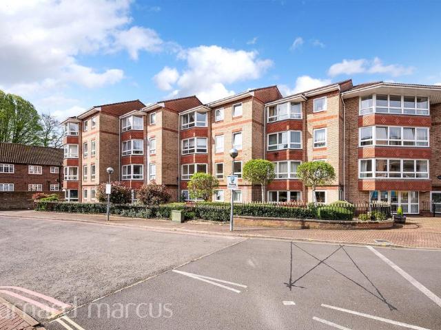 Flat for sale in Woodcote, Epsom
