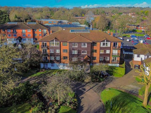 Flat for sale in Lucastes, Perryfields
