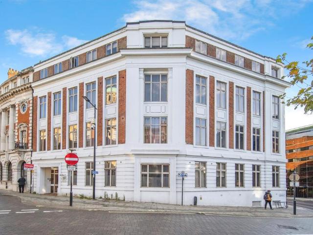 Flat for sale in Key Street, Suffolk