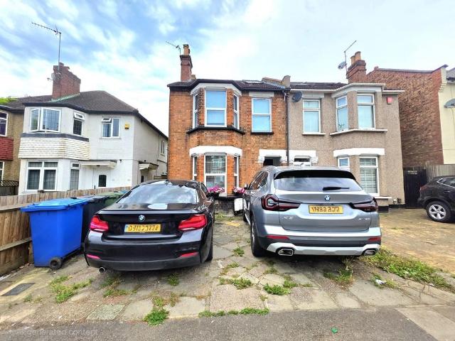 Flat for sale in Wealdstone, Greater London