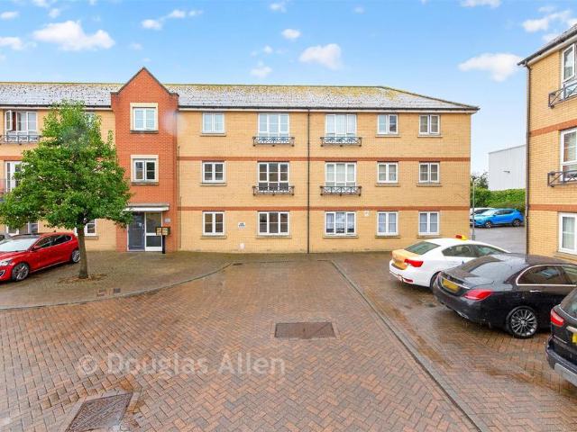 Flat for sale in Shotgate, Basildon