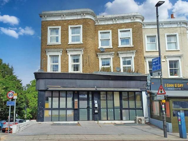 Flat for sale in Clapham Junction, Greater London