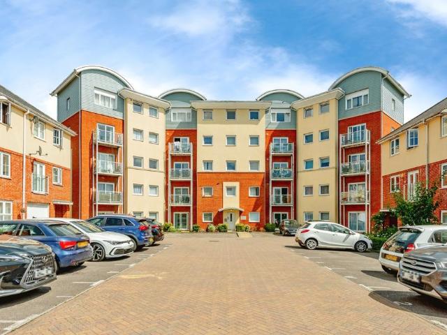 Flat for sale in Red Hill, Surrey