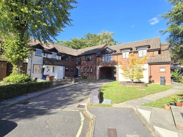 Flat for sale in Hatch End, Greater London