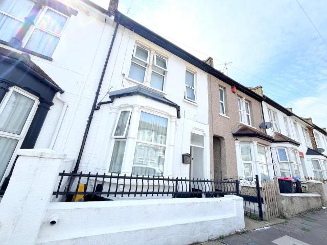 Flat for sale in Alton Barnes, Essex