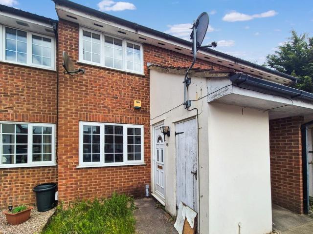 Flat for sale in Spring Park, Luton