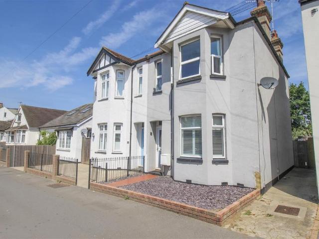 Flat for sale in Alton Barnes, Essex