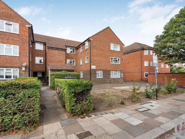 Flat for sale in Bowes Park, Greater London