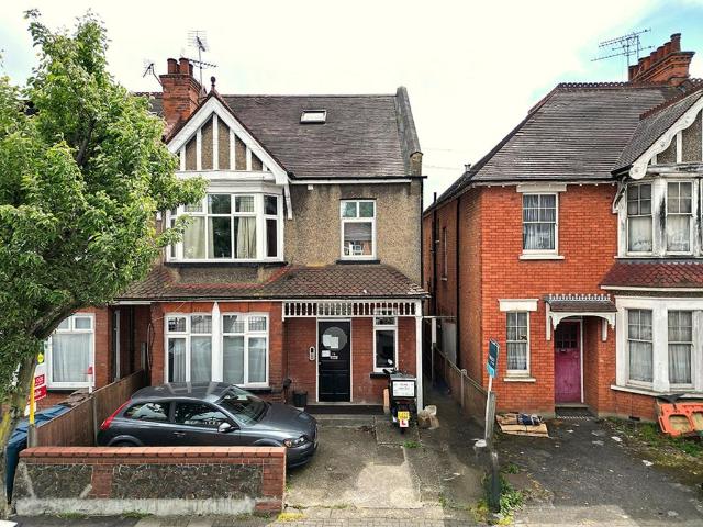 Flat for rent in Wealdstone, Greater London