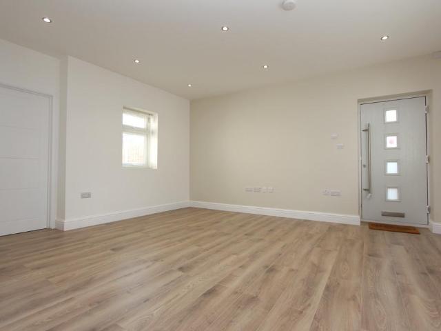 Flat for rent in Lane, Greater London