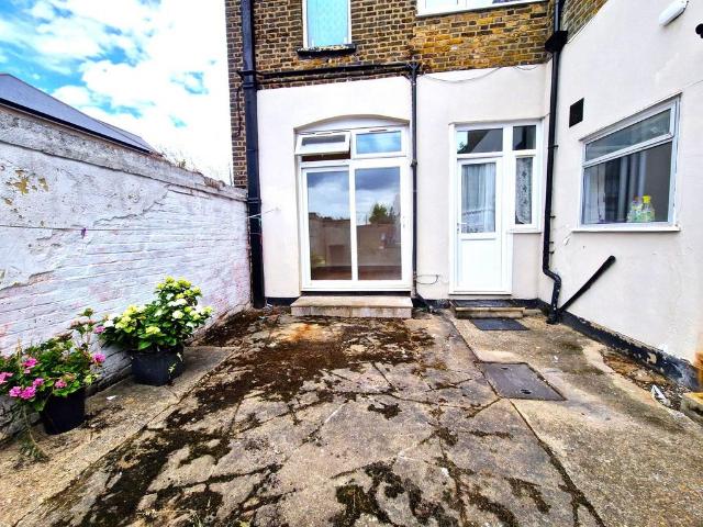 Flat for rent in Gants Hill, Greater London