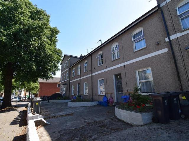Flat for rent in Plasnewydd, Falcon Lodge