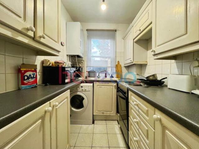Flat for rent in Cat Hill, England