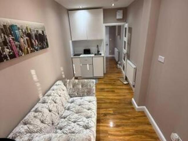 Flat for rent in Cat Hill, England