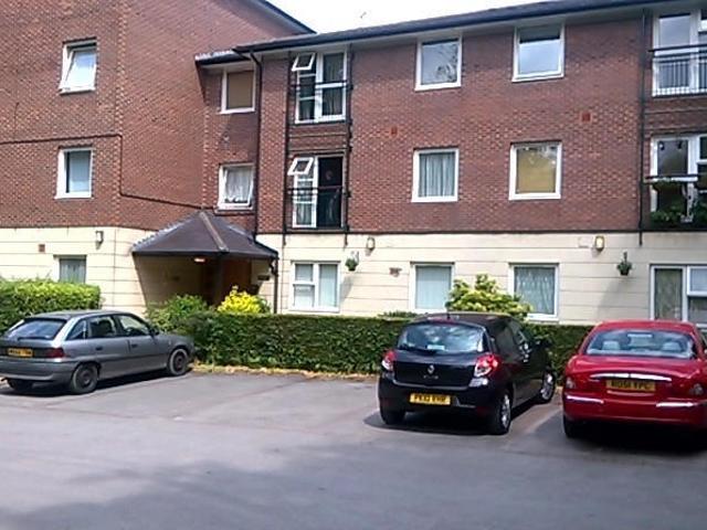 Flat for rent in Calderstones
