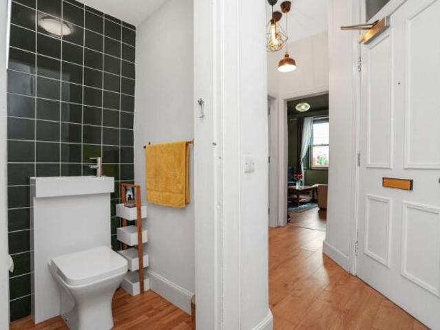 Flat for sale in Lorne, Leith