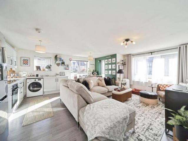 Flat for sale in Shipley, Bradford