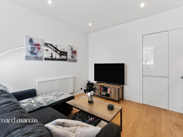 Flat for sale in New Malden, Greater London