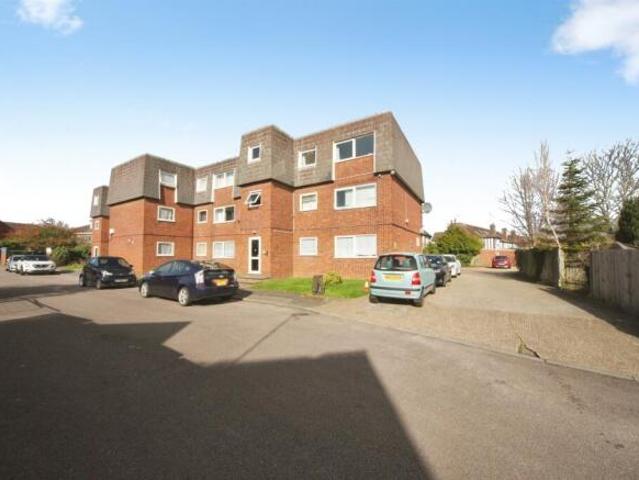 Flat for sale in Spring Park, Luton