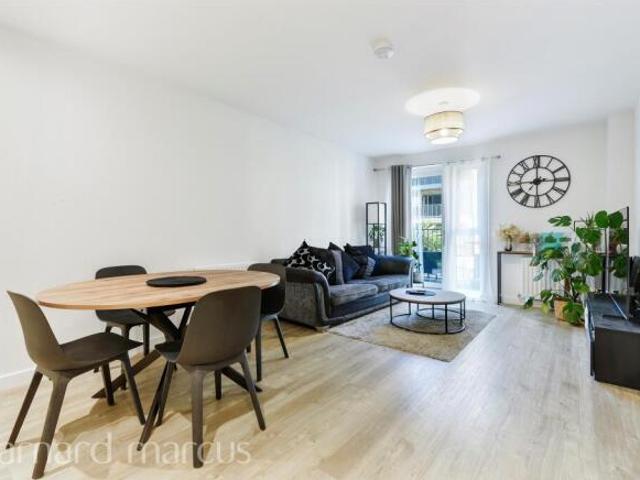 Flat for sale in New Malden, Greater London