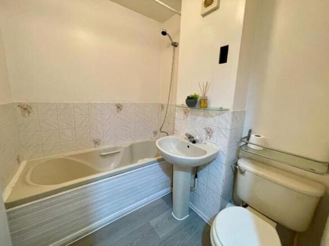 Flat for sale in Luton