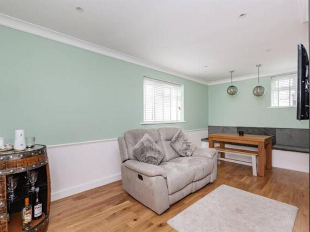 Flat for sale in The Bridge, Kent