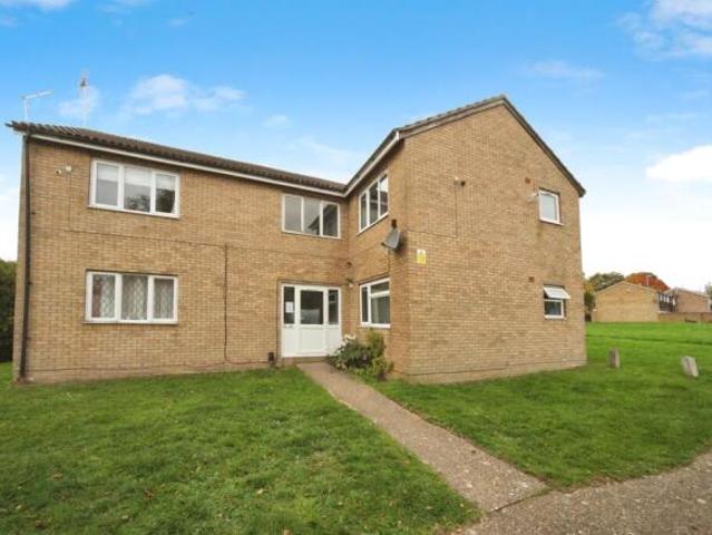 Flat for sale in Spring Park, Luton