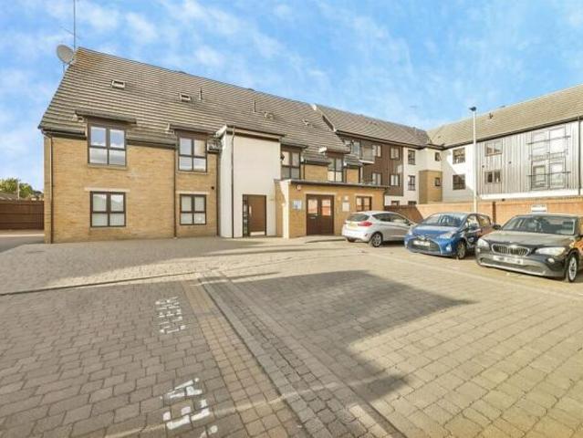 Flat for sale in Northampton, Northamptonshire