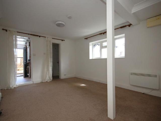 Apartment for rent in Uckfield, Cross In Hand