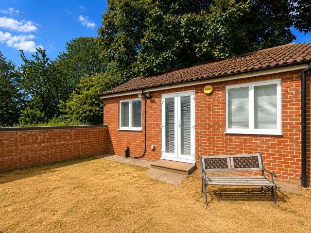 Studio for rent in London Borough of Hounslow, Heston