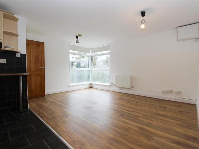 Apartment for rent in Denham, Denham Green