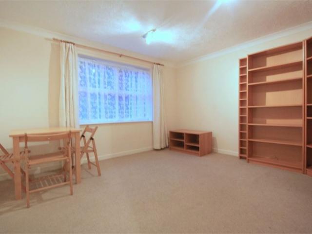 Apartment for rent in Knowle Green, Lower Halliford