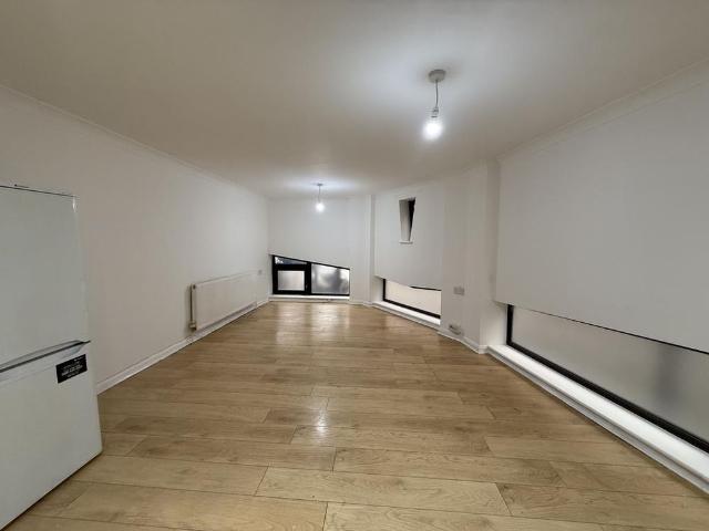 Apartment for rent in Newbury Park, Greater London
