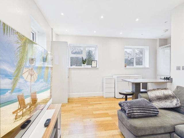 Apartment for rent in Plasnewydd, Falcon Lodge