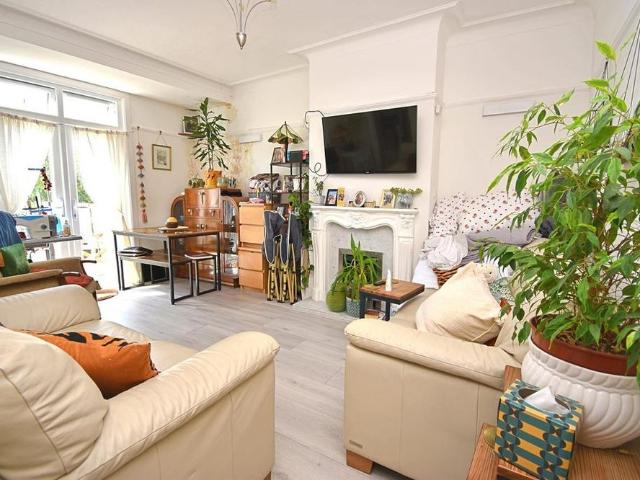 Apartment for rent in Chingford Mount, Highams Park