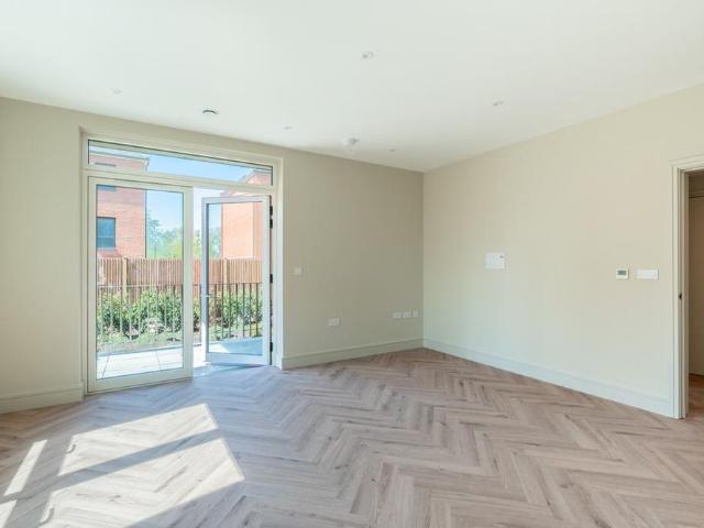 Apartment for rent in Furzedown, Greater London