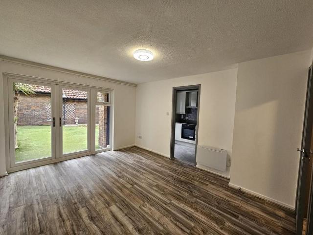 Apartment for rent in Little Stanmore, Greater London