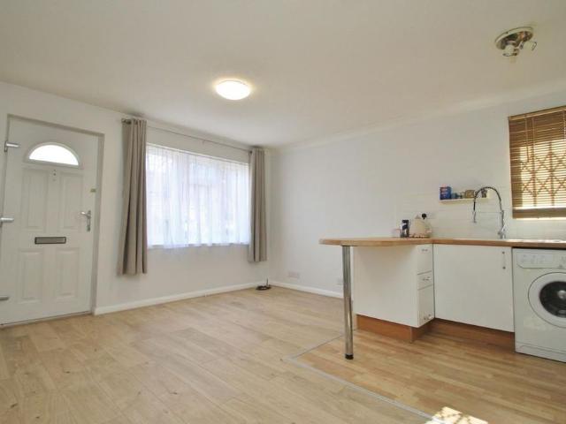 Apartment for rent in Grange Hill, Greater London