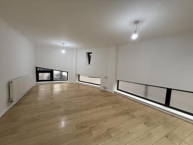 Apartment for rent in Newbury Park, Greater London
