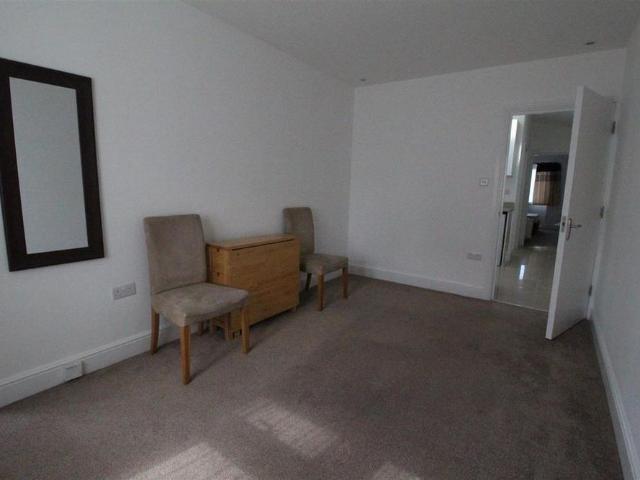 Apartment for rent in Canons Park, Greater London