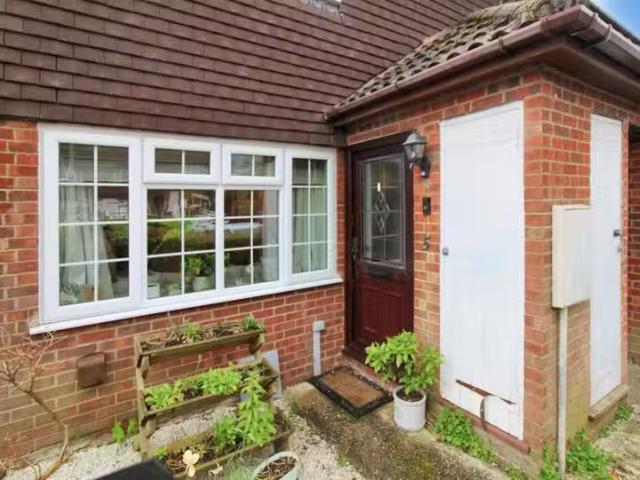 House for rent in Heol-las, Surrey