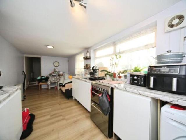 Maisonette for sale in Luton