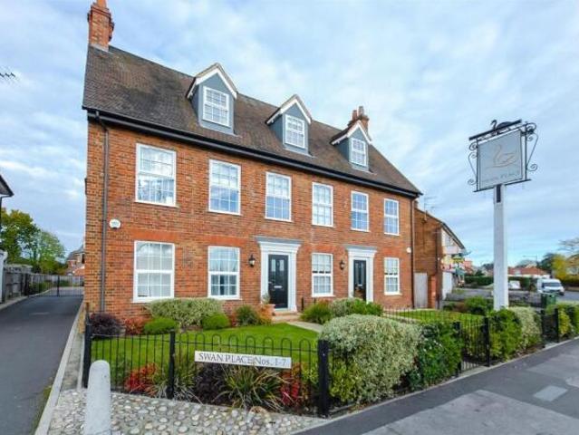 Maisonette for sale in South Lane, West Yorkshire