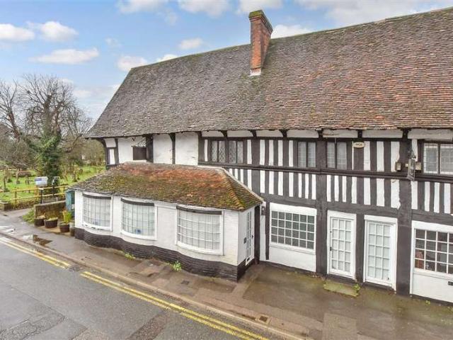 Maisonette for sale in Midway, Kent