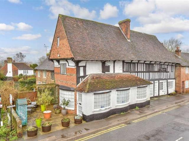 Maisonette for sale in Midway, Kent
