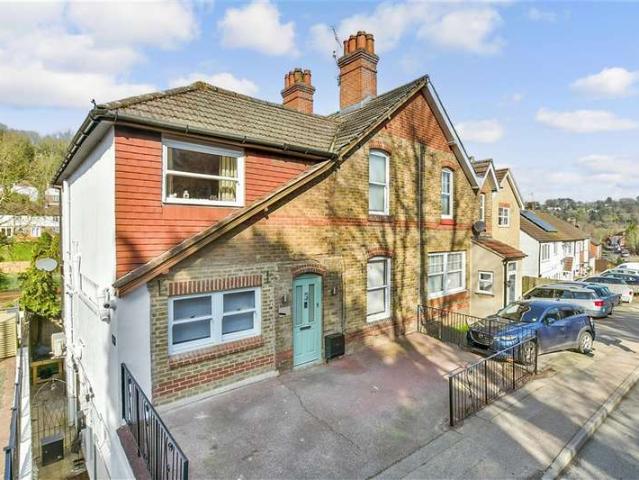 Maisonette for sale in Caterham, Tandridge